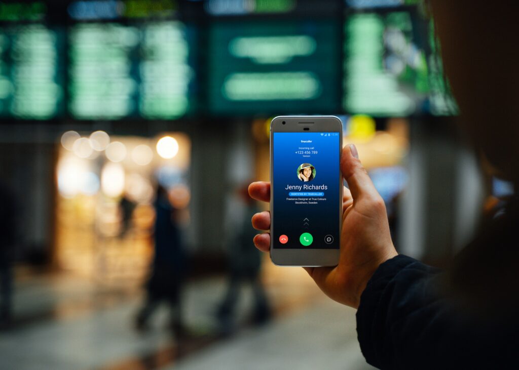 オーストラリア到着後に空港でスマートフォンを利用する旅行者