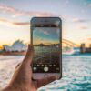 オーストラリア留学中にシドニーの景色をスマートフォンで撮影する様子