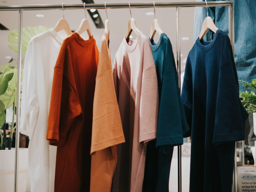 オーストラリア留学で着る服を選ぶために並べられた衣類