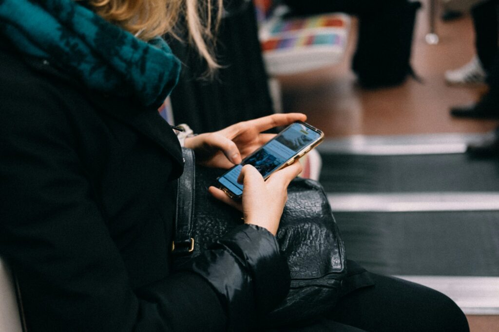 オーストラリア到着後に空港でスマートフォンを利用する旅行者