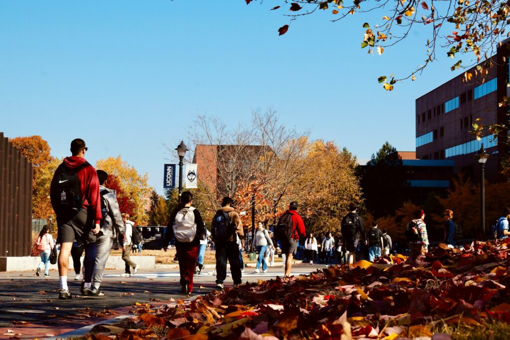 オーストラリア留学の冬に適した服装で通学する学生たち