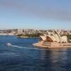 シドニー・オペラハウスと港を航行する船