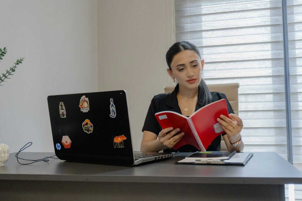 留学前に自宅で英語学習や情報収集を進める女性