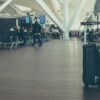 留学や海外渡航前の空港とスーツケースのイメージ