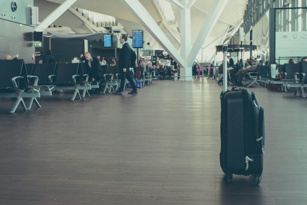 留学や海外渡航前の空港とスーツケースのイメージ