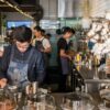 オーストラリアのカフェで働くバリスタと店内の様子