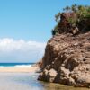 オーストラリアの岩場と白砂のビーチが広がる海岸風景