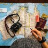 オーストラリア留学の計画を立てるための地図と旅行用品