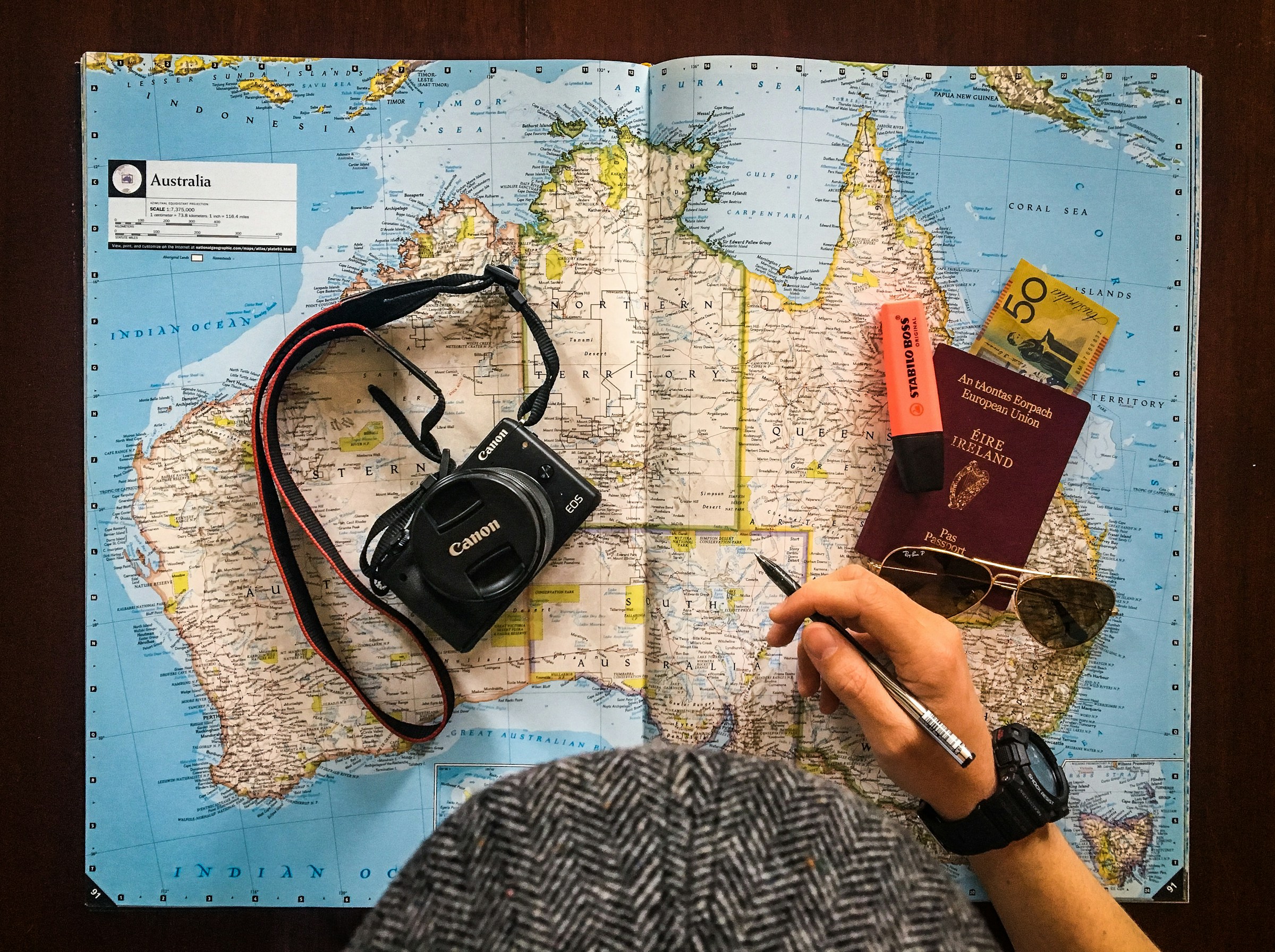 オーストラリア留学の計画を立てるための地図と旅行用品
