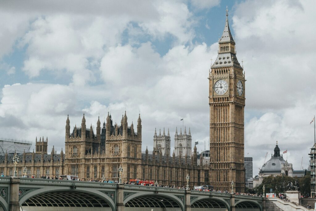 ロンドンの観光名所ビッグベンと国会議事堂
