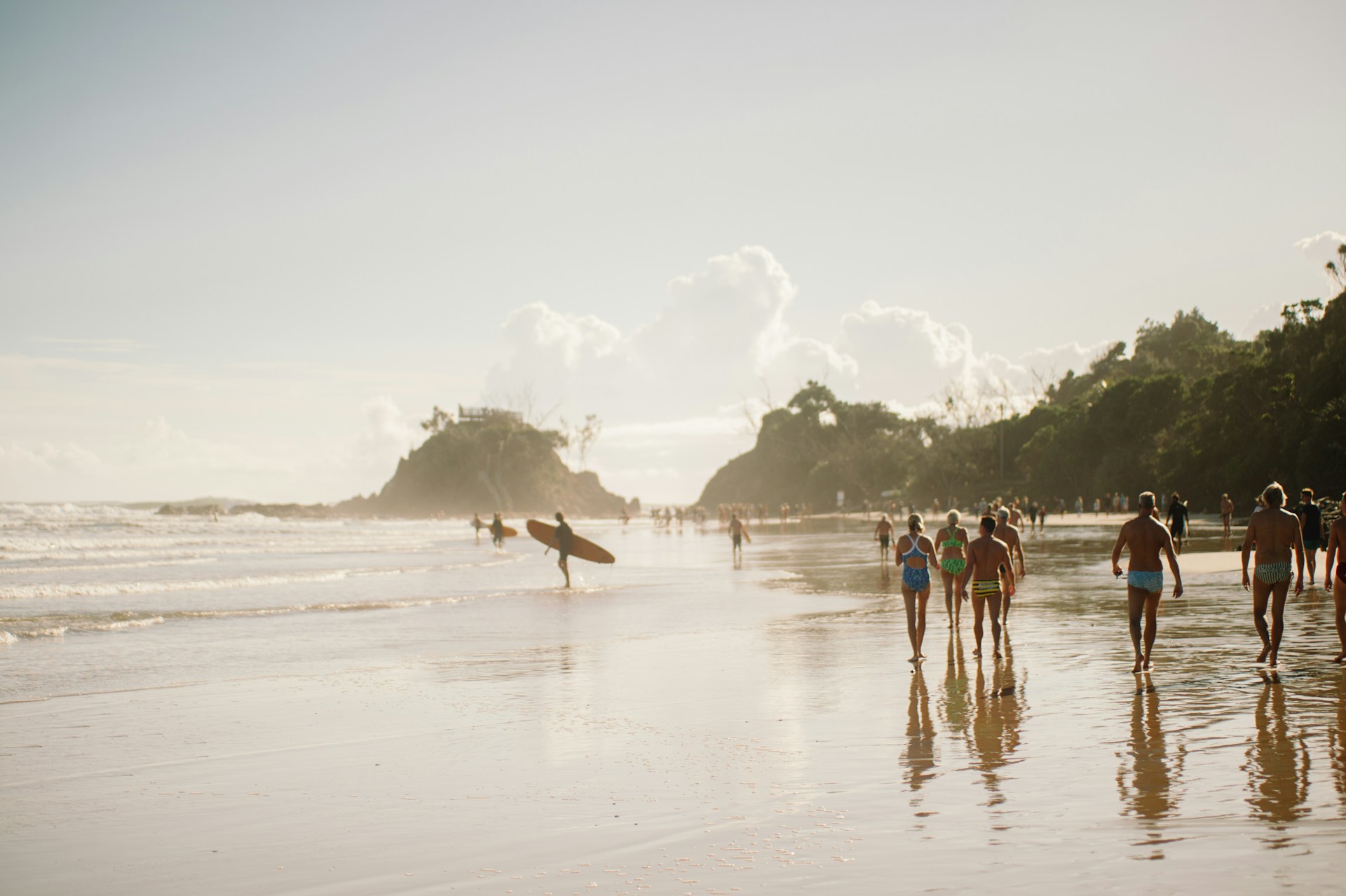 バイロンベイの透明な海でサーフィンを楽しむ人々を上空から撮影した風景