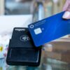 海外でクレジットカードをタッチ決済する様子