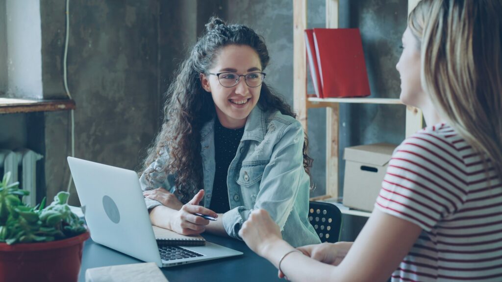 英語学習について相談している様子