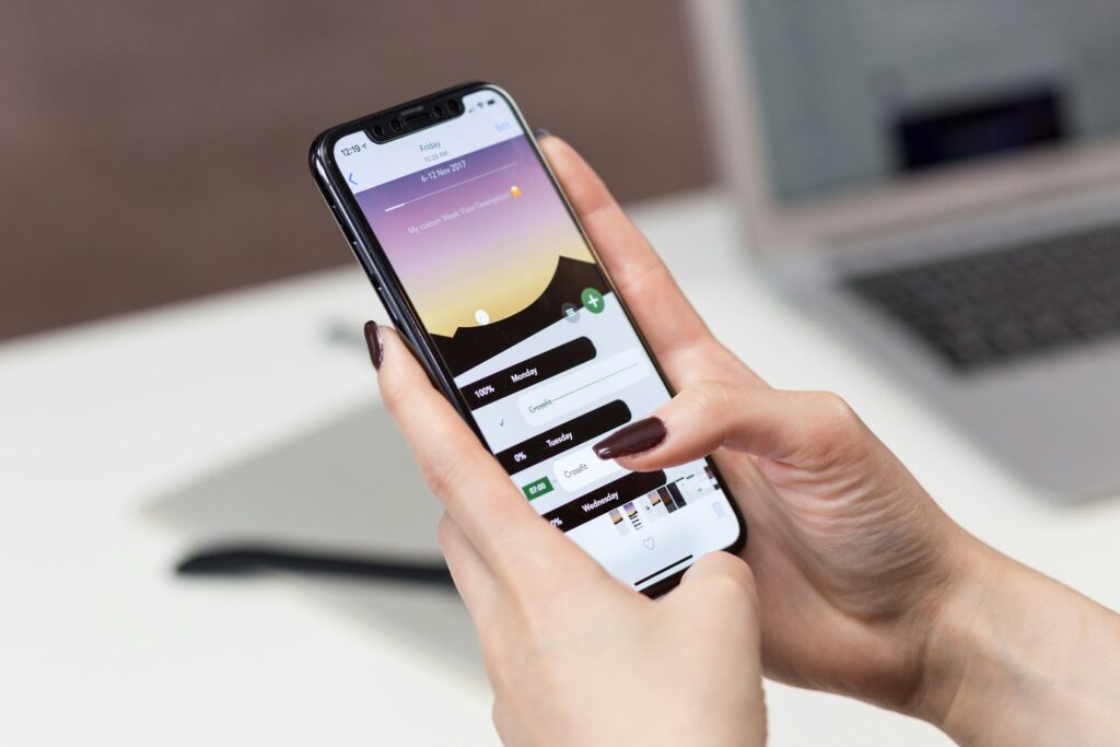 eSIMアプリを操作するスマートフォン