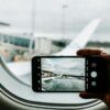海外旅行や留学でスマートフォンを利用する様子