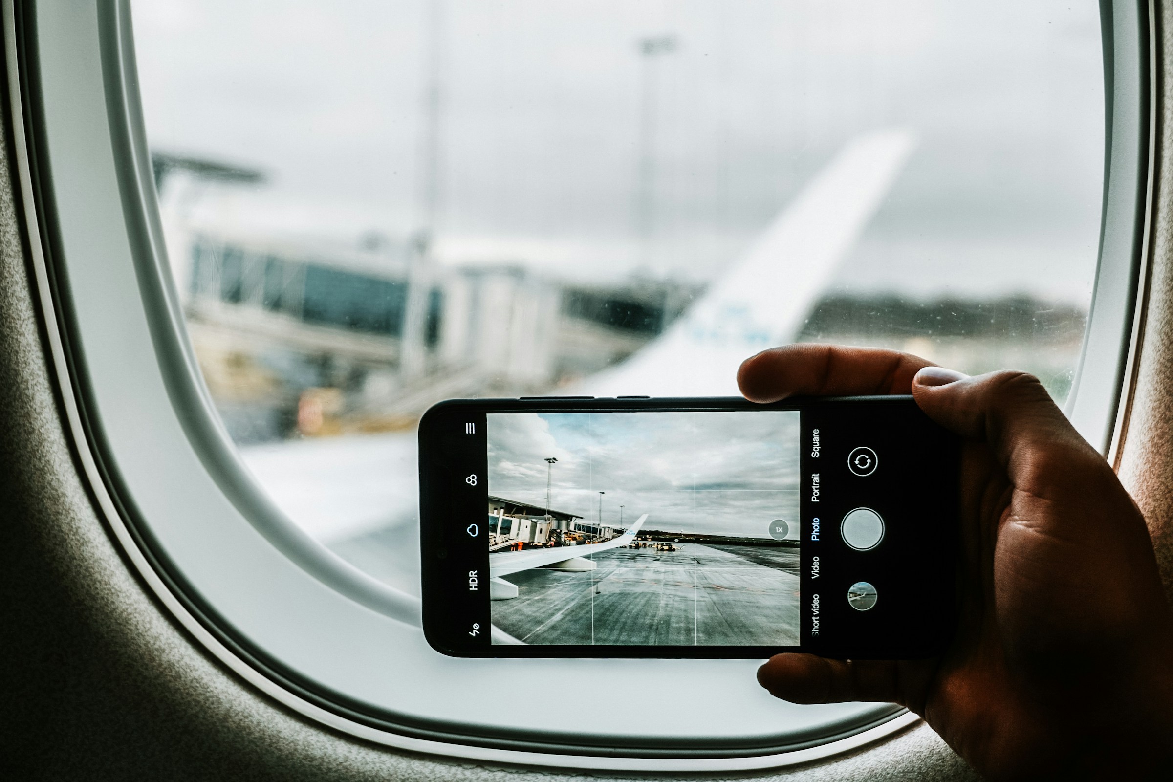 海外旅行や留学でスマートフォンを利用する様子
