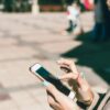 海外でスマートフォンを利用する留学生