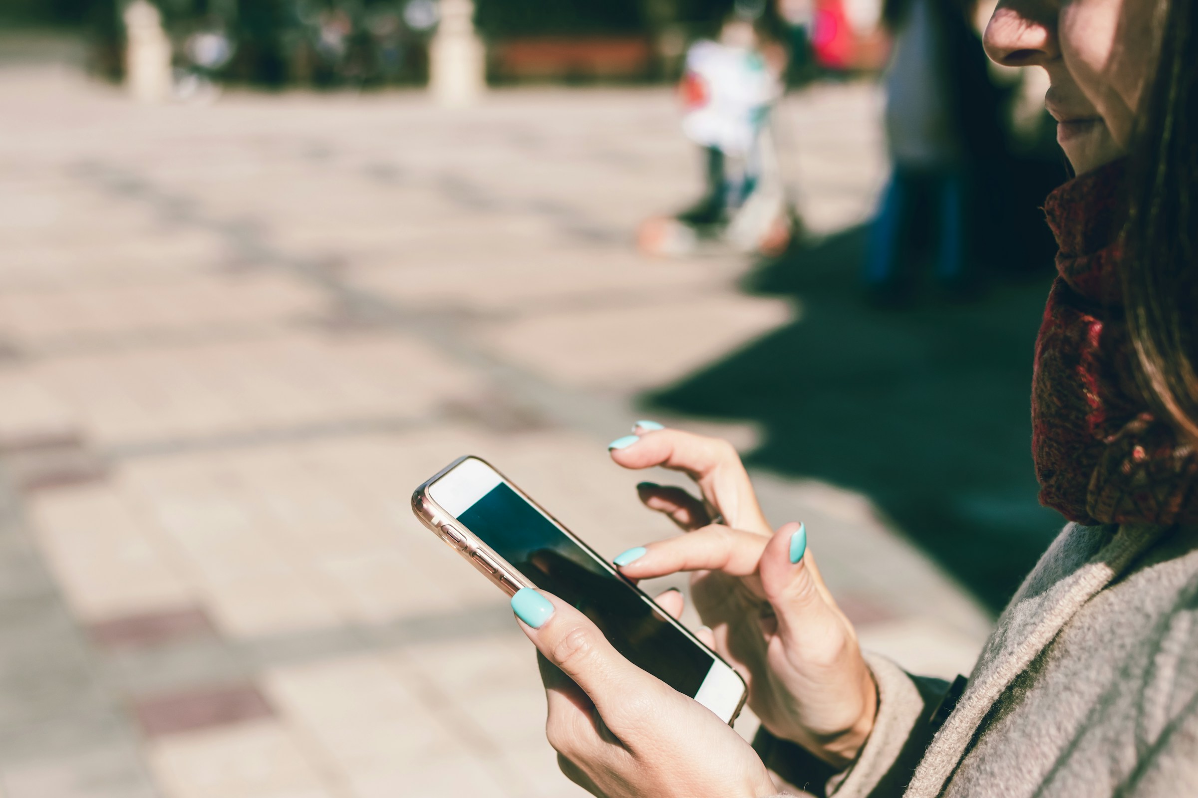海外でスマートフォンを利用する留学生
