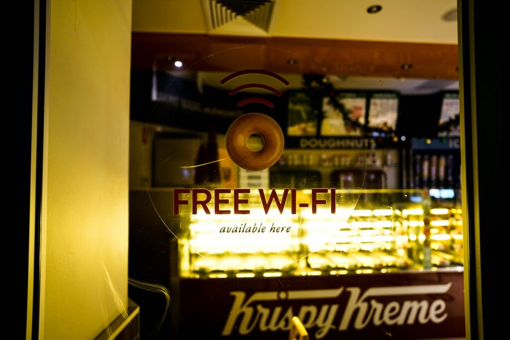 カフェに設置された無料Wi-Fiの案内表示