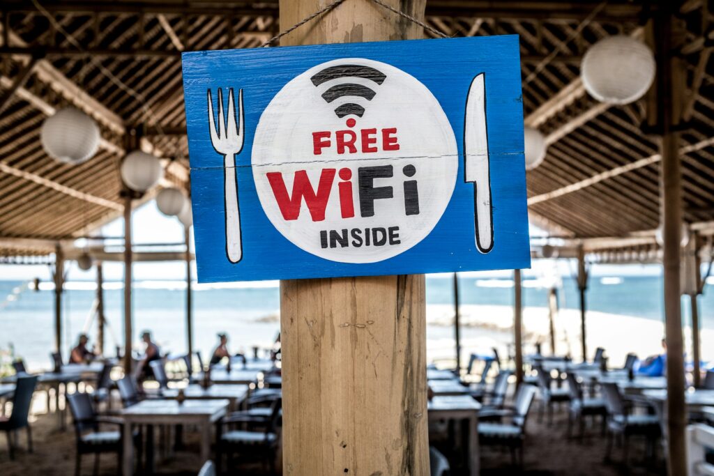 レストランで利用できる無料Wi-Fiの案内看板