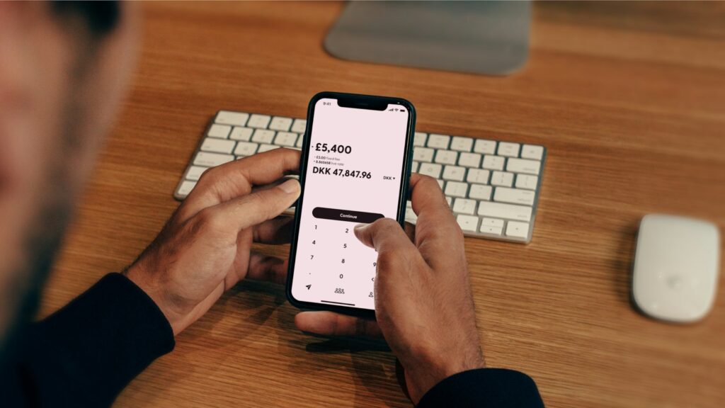 スマートフォンで海外送金金額を入力している様子