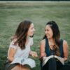 留学先で英語を使って交流する学生たち