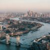ロンドン中心部とテムズ川を上空から撮影した風景
