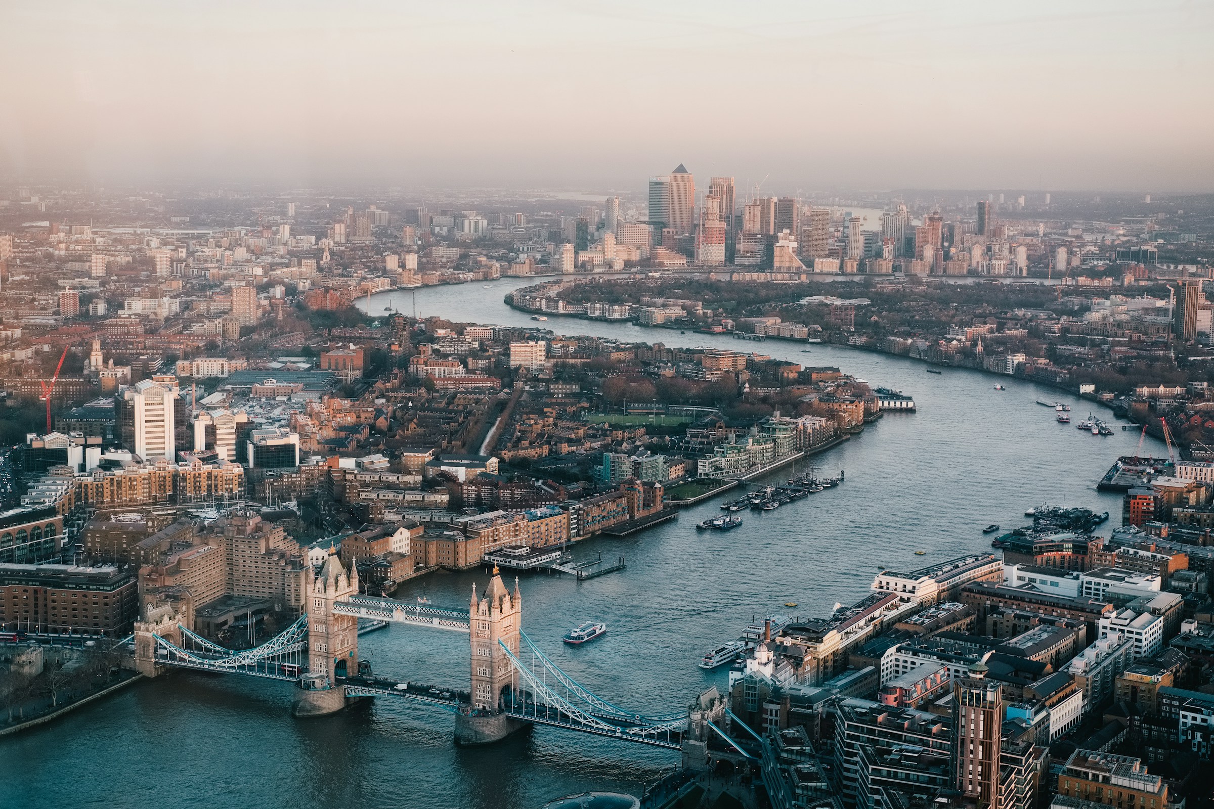 ロンドン中心部とテムズ川を上空から撮影した風景