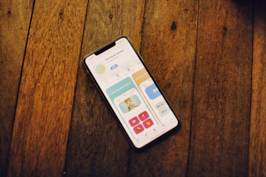 留学中にスマートフォンアプリを利用する様子