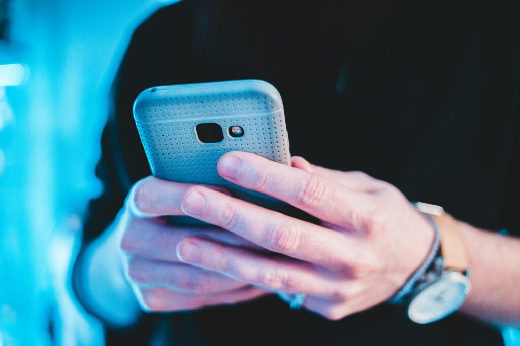 海外でスマートフォンを利用する様子