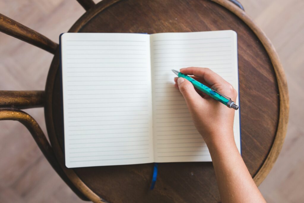 ノートに勉強内容を記録する様子