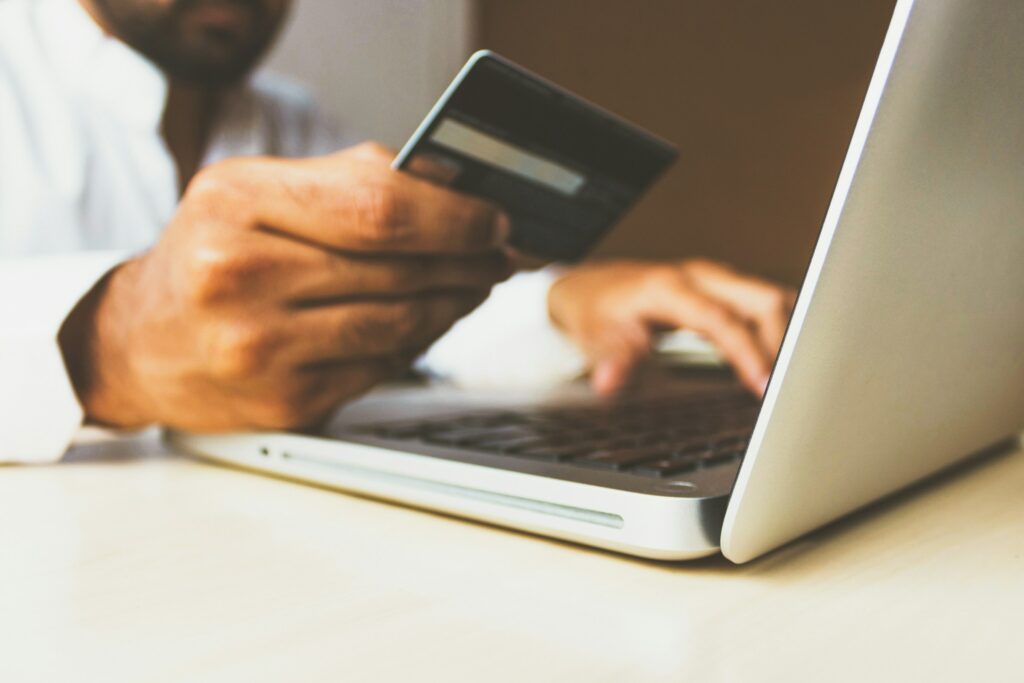 クレジットカードを利用してオンライン送金を行う様子