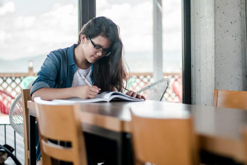 留学前の自習に取り組む女性