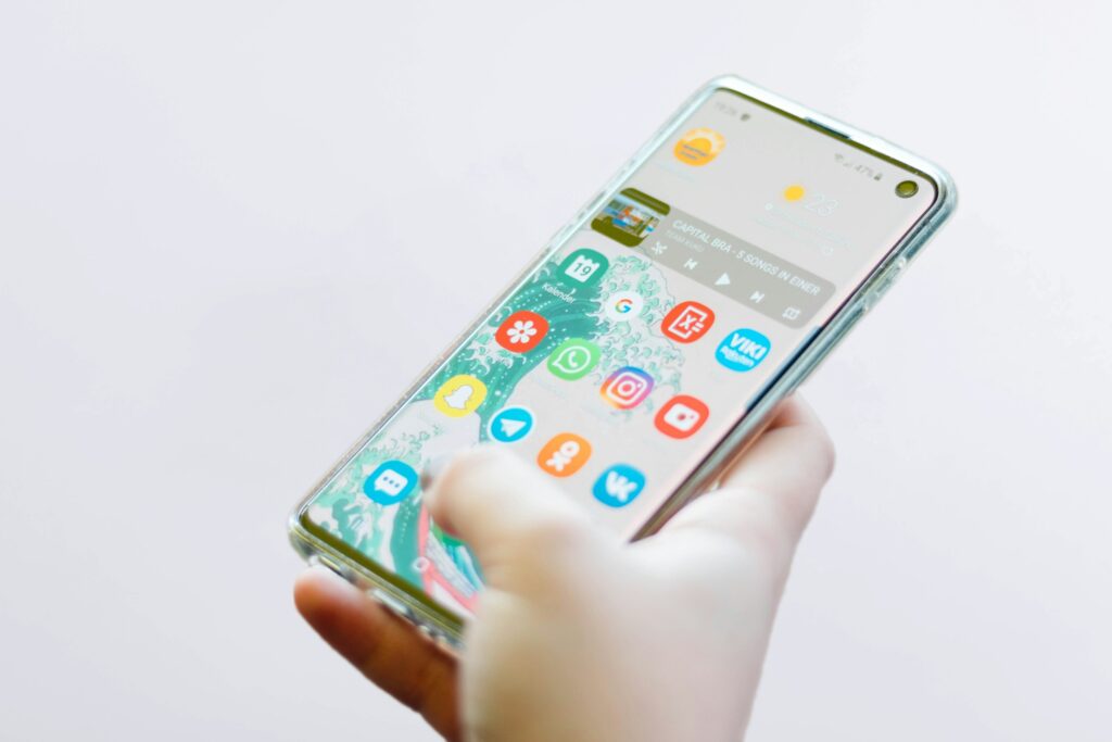 留学先でスマートフォンを利用する学生