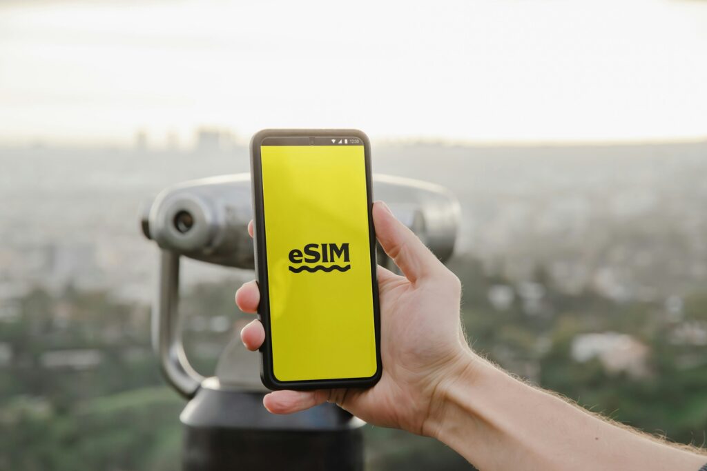留学先でeSIMを利用するスマートフォン