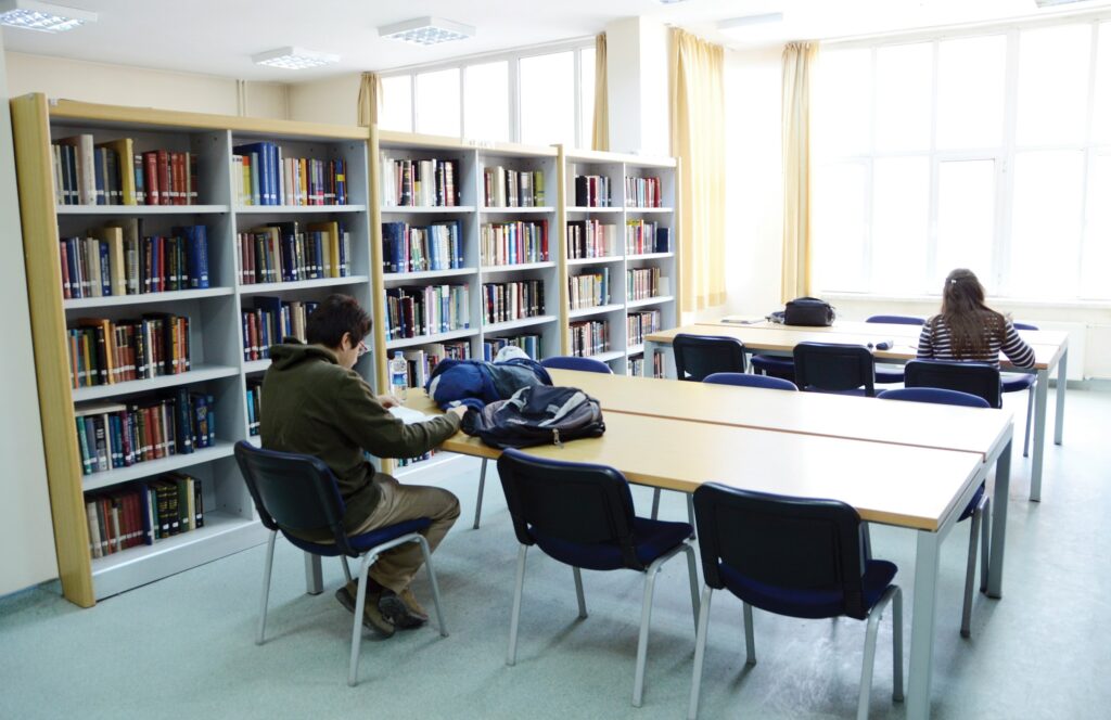 留学先の図書館で勉強する学生たち