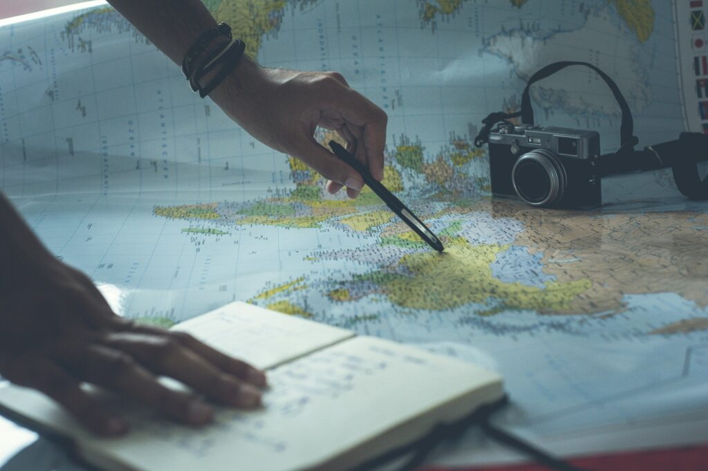 世界地図を見ながら留学先や渡航計画を立てている様子