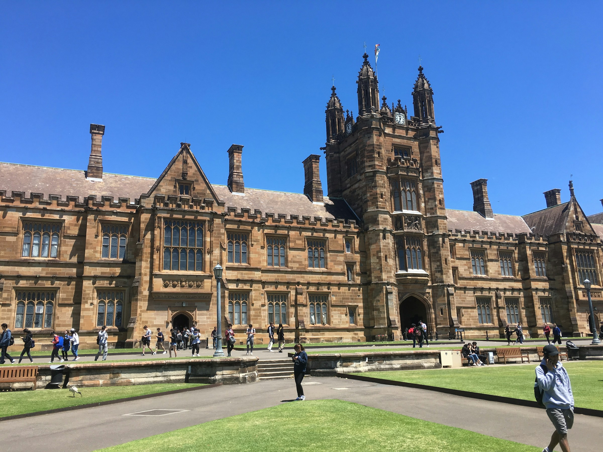 シドニー大学の歴史的なキャンパスで学ぶ留学生