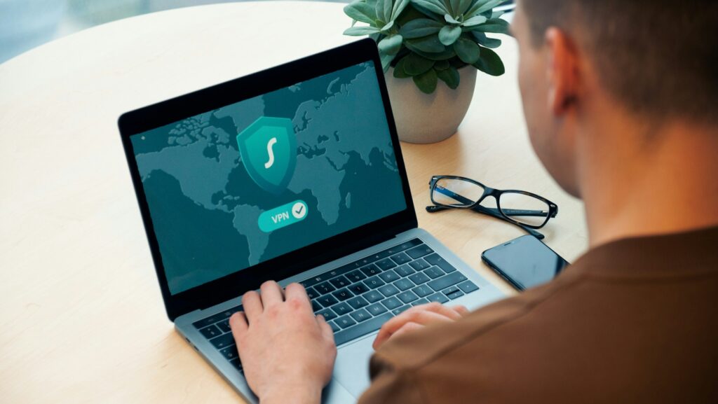 ノートパソコンでVPNを利用する海外留学中の学生