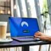カフェでVPN接続を利用するノートパソコン