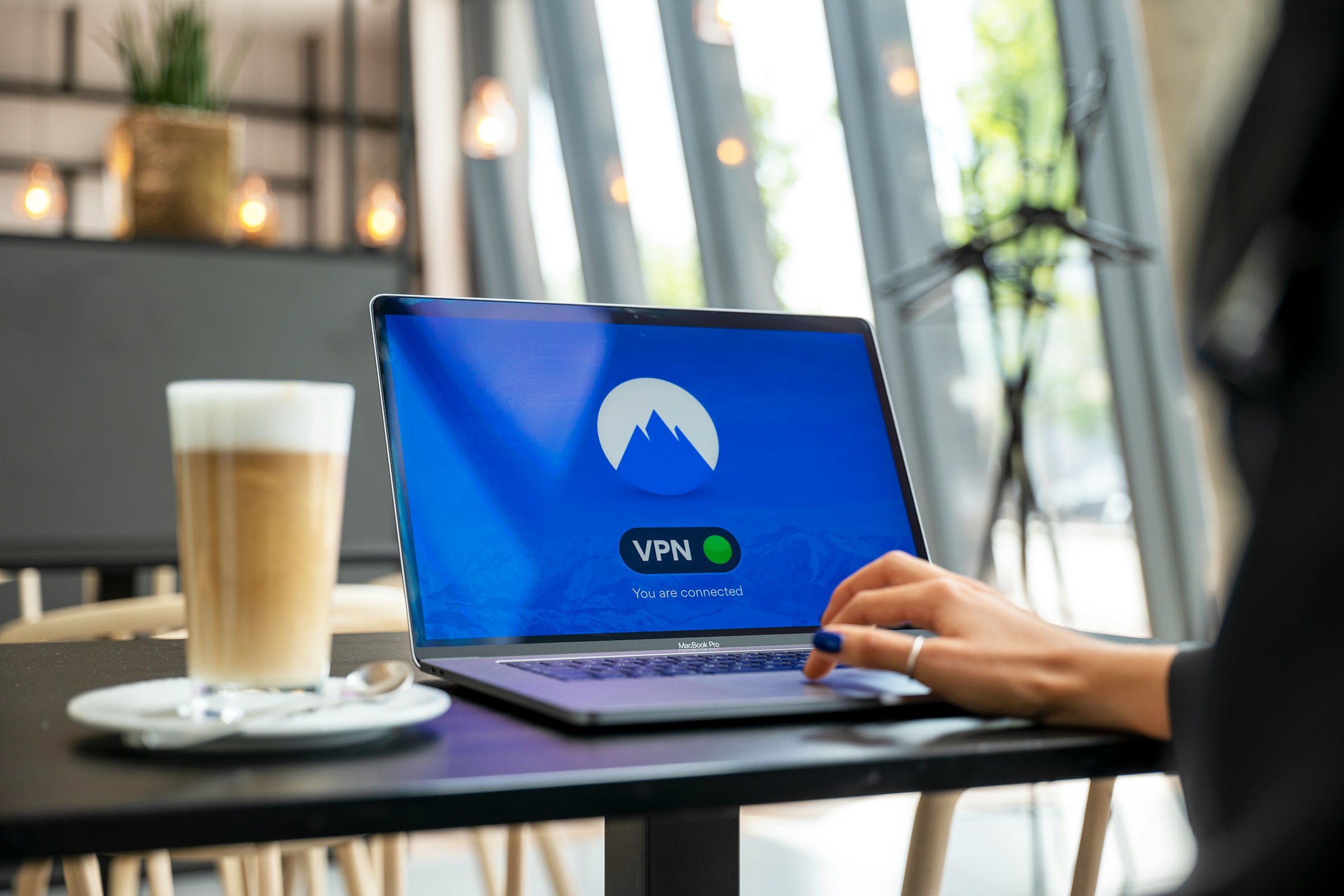 カフェでVPN接続を利用するノートパソコン