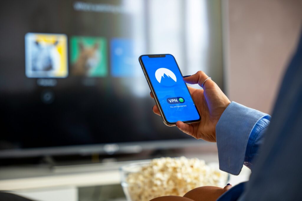 テレビで動画を視聴する際にスマートフォンでVPNを利用するイメージ